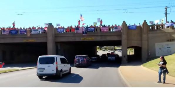 Παραλογισμός – Συνωμοσιολόγοι συγκεντρώθηκαν στο Ντάλας και περίμεναν να…. αναστηθεί ο Τζον Κένεντι JR –