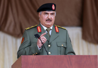 Τουρκικά ΜΜΕ – Στρατοδικείο της Λιβύης καταδίκασε σε θάνατο τον Χαλίφα Χαφτάρ