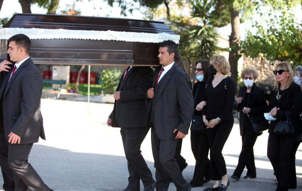 Τάκης Μπουγάς – Ανείπωτη θλίψη στην κηδεία του αγαπημένου συνθέτη