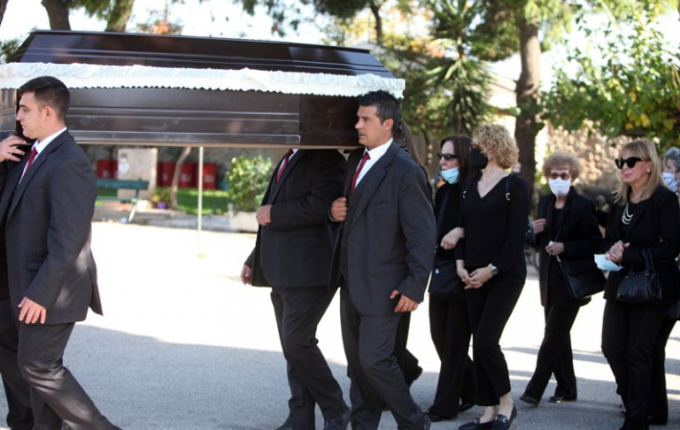 Τάκης Μπουγάς – Ανείπωτη θλίψη στην κηδεία του αγαπημένου συνθέτη