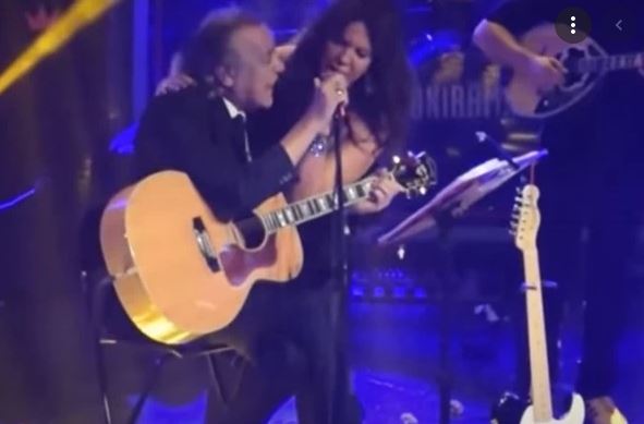 H συγκινητική επανένωση του Χρήστου Κυριαζή και της Βάνας Μπάρμπα επί σκηνής