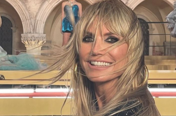 Χάιντι Κλουμ – Ποζάρει γυμνή στο κρεβάτι με μια… πίτα στο επίμαχο σημείο