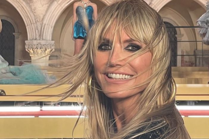 Χάιντι Κλουμ – Ποζάρει γυμνή στο κρεβάτι με μια… πίτα στο επίμαχο σημείο