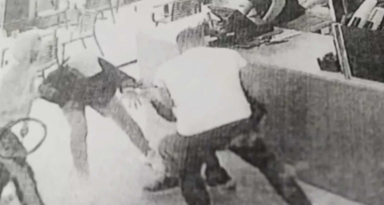 Κολωνός – Φωτογραφίες-ντοκουμέντο από την επίθεση του τράπερ με μαχαίρι