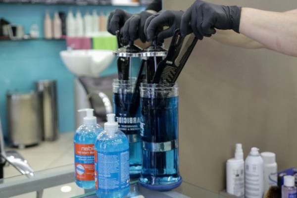 Νέα μέτρα – Χαμός στα κομμωτήρια για να γλιτώσουν τα rapid test