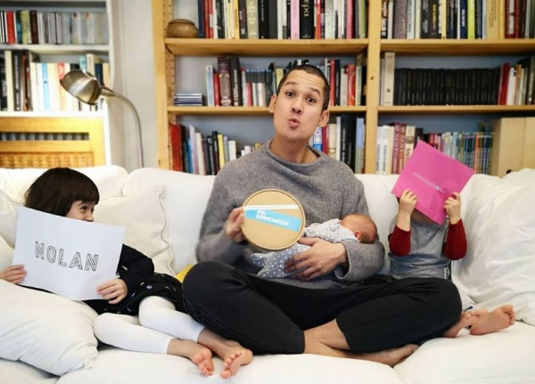 Μουσική πρόβα στο σπίτι του Σωτήρη Κοντιζά – Ο σεφ παίζει πιάνο και τα τρία του παιδιά τον συνοδεύουν