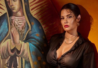 Μαρία Κορινθίου – «Προκαλώ επειδή έχω μεγάλο στήθος. Τι να κάνουμε τώρα;»