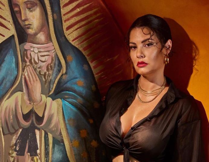 Μαρία Κορινθίου – «Προκαλώ επειδή έχω μεγάλο στήθος. Τι να κάνουμε τώρα;»