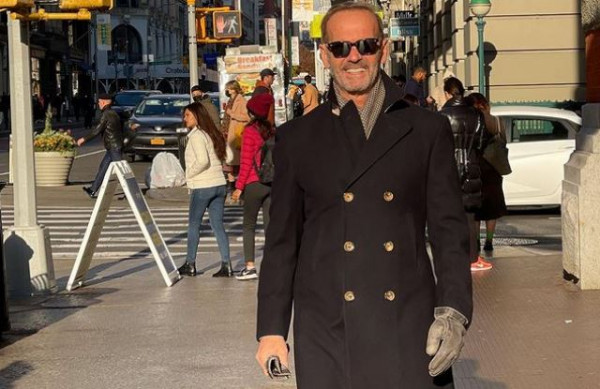 Πέτρος Κωστόπουλος – Απίθανη οικογενειακή φωτογραφία με φόντο τη Νέα Υόρκη