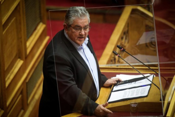 Κουτσούμπας – Χάνονται 100 άνθρωποι τη μέρα και το κράτος περικόπτει δαπάνες για τη δημόσια υγεία