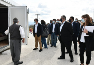 Δημήτρης Κουτσούμπας – Επίσκεψη στους σεισμόπληκτους στο Αρκαλοχώρι – «Να υπάρξει ουσιαστική στήριξη»