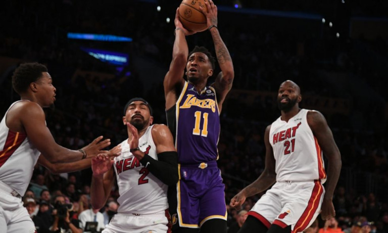 Ματσάρα στο Λος Άντζελες με νικητές τους Λέικερς, «καθάρισε» τους Τίμπεργουλβς ο Ουίγκινς