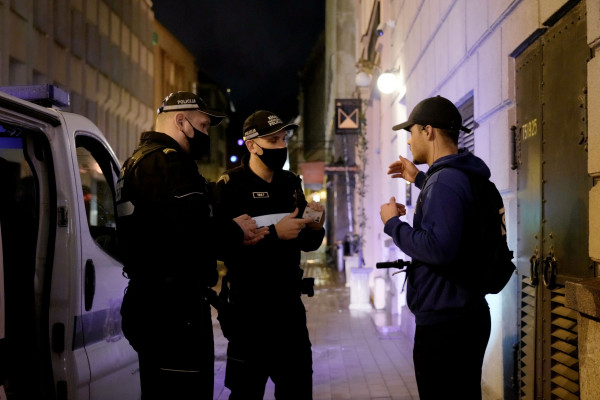 Λετονία – «Πράσινο φως» σε επιχειρήσεις να απολύουν ανεμβολίαστους εργαζόμενους