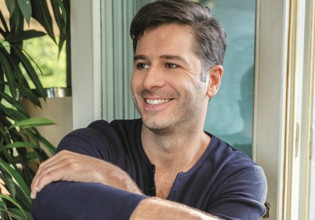 Αλέξανδρος Μπουρδούμης – «Ηθοποιοί που θαύμαζα έπεσαν πολύ στα μάτια μου»