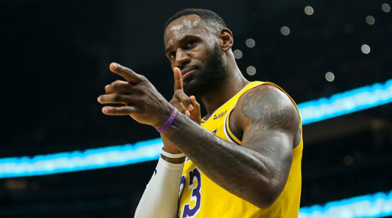 Το Twitter τρολάρει τον ΛεΜπρόν που παρατηρεί τον… εαυτό του