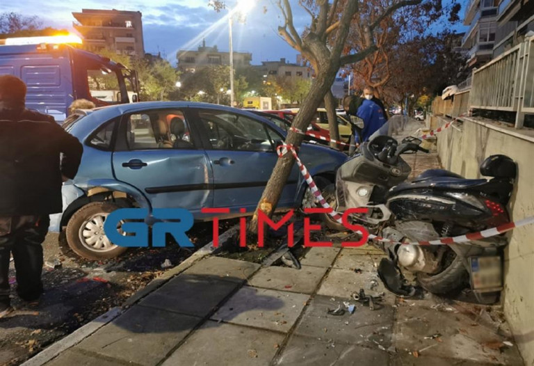 Θεσσαλονίκη – «Τρελή» πορεία λεωφορείου – Κατέληξε σε σταθμευμένα οχήματα