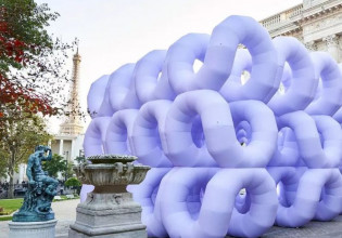 «Να θυμάστε τα όνειρά σας» συμβουλεύει αρχιτέκτονας ανάμεσα σε γιγάντιους φουσκωτούς λιλά σωλήνες