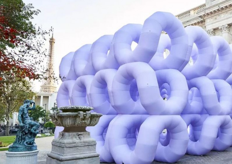 «Να θυμάστε τα όνειρά σας» συμβουλεύει αρχιτέκτονας ανάμεσα σε γιγάντιους φουσκωτούς λιλά σωλήνες