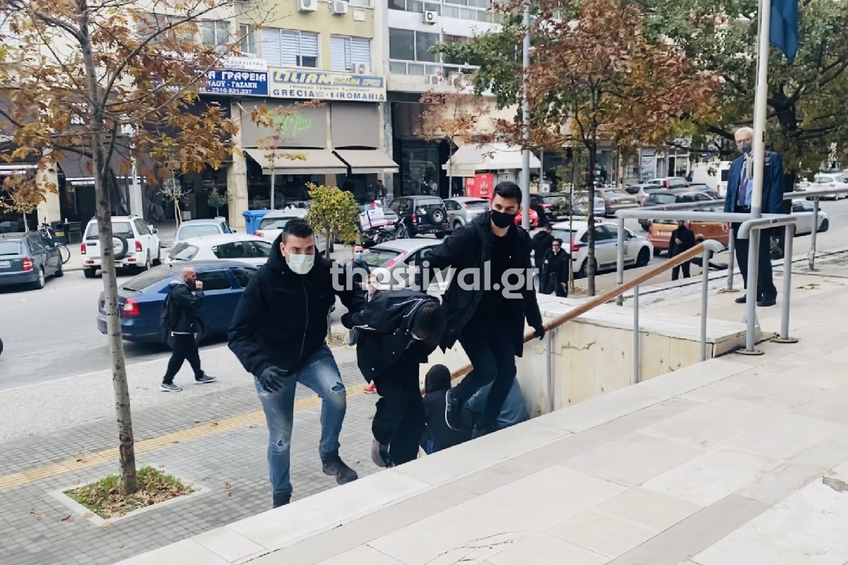 Θεσσαλονίκη - Κακουργηματική δίωξη στους δύο συλληφθέντες για την αιματηρή ληστεία στο ψιλικατζίδικο