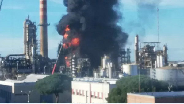 Ιταλία – Έκρηξη σε διυλιστήριο στην πόλη Λιβόρνο