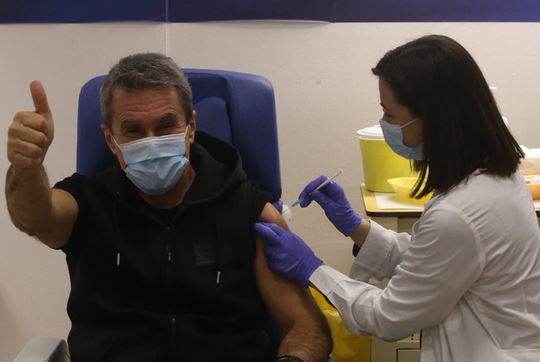 Ανδρέας Λοβέρδος – Έκανε την τρίτη δόση του εμβολίου