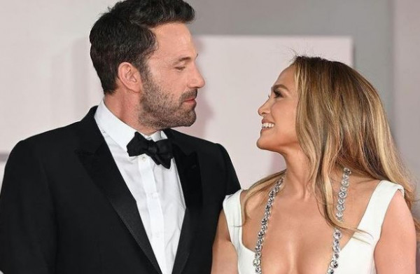 Ακατάλληλο για… ανηλίκους – Λόπεζ και Άφλεκ δίνουν παθιασμένα φιλιά στο αεροδρόμιο