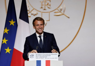 Γαλλία – Ο Μακρόν αλλάζει το «μπλε» της γαλλικής σημαίας