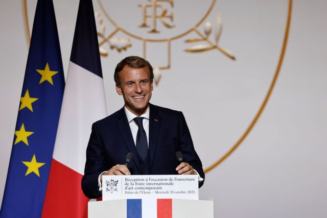 Γαλλία - Ο Μακρόν αλλάζει το «μπλε» της γαλλικής σημαίας