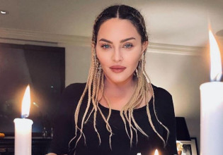 Σοκάρει φωτογραφία της Μαντόνα – Ποιος την απειλεί με μαχαίρι στο λαιμό;