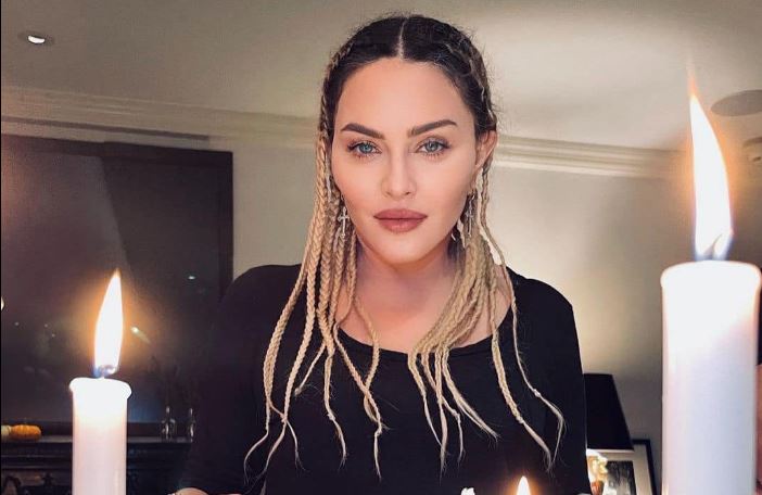 Σοκάρει φωτογραφία της Μαντόνα – Ποιος την απειλεί με μαχαίρι στο λαιμό;