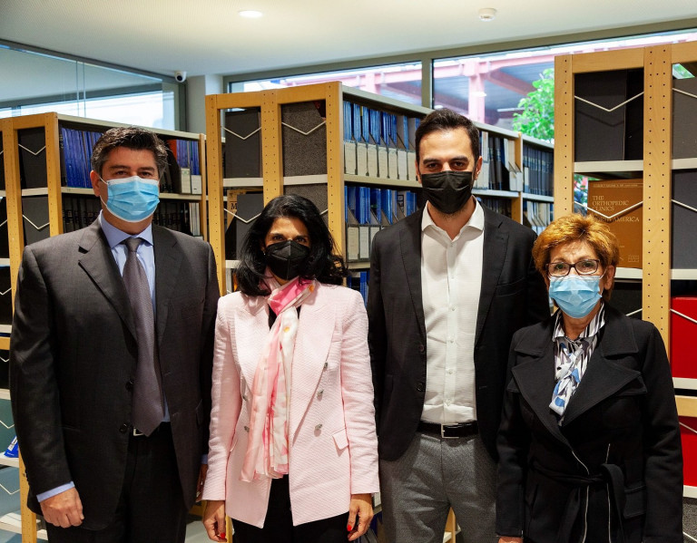 Η συγκινητική πρωτοβουλία της Φώφης Γεννηματά που έγινε πράξη – Ο σύζυγός της πήγε ξανά στον Ευαγγελισμό για τα εγκαίνια βιβλιοθήκης