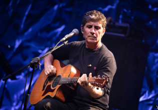 Sold out η πρεμιέρα του Σωκράτη Μάλαμα στην Ακτή Πειραιώς – Κάθε Σάββατο μαζί με την Ιουλία Καραπατάκη