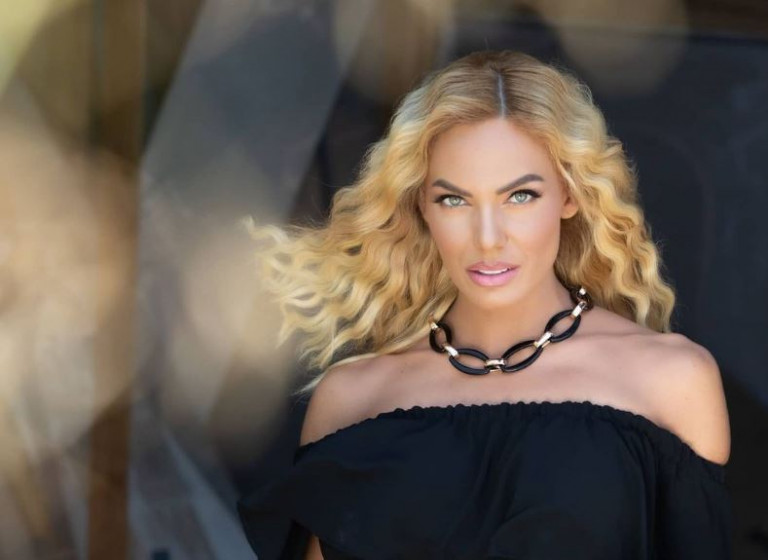 Ιωάννα Μαλέσκου – Πρώτες φωτογραφίες αγκαλιά με τον σκύλο του συντρόφου της