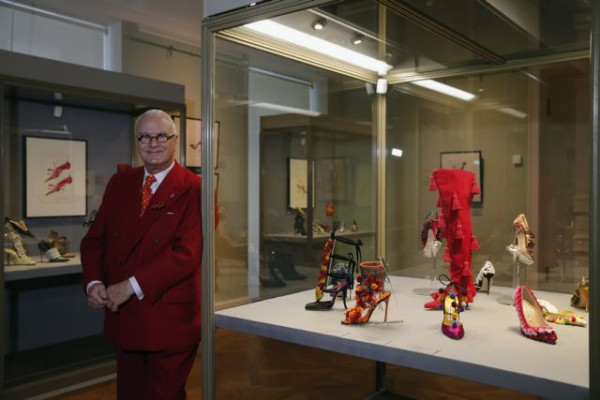 Μανόλο Μπλάνικ – Ο βασιλιάς των ψηλοτάκουνων δίνει συμβουλές μόδας – «Η κομψότητα είναι έμφυτη»