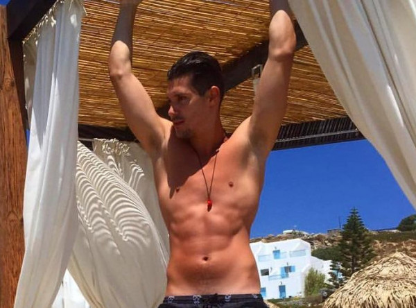 Μάνος Βροντζάκης – Γνωστός κύριος της πολιτικής ήθελε να μπω στο ντους μαζί του