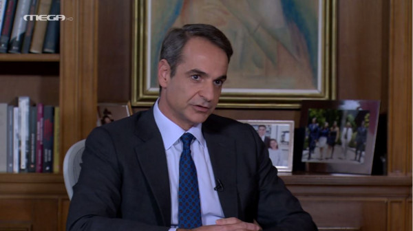 Mitsotakis promises two successive minimum wage hikes in 2022
