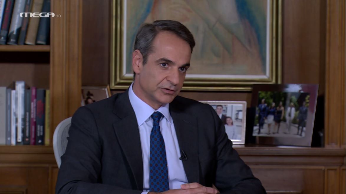 Mitsotakis promises two successive minimum wage hikes in 2022