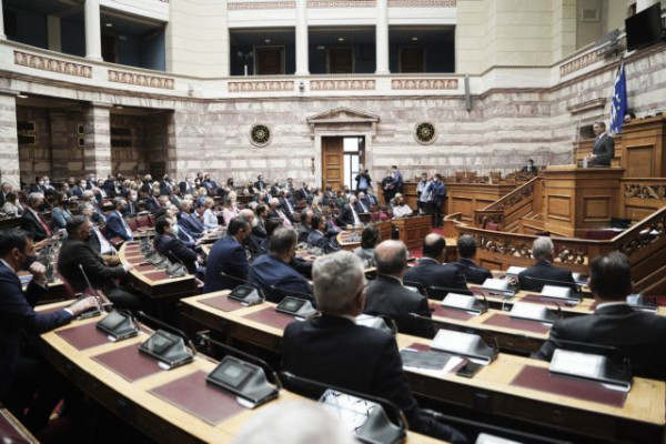 Η μάχη για την «προοδευτική» ατζέντα – Επίθεση Μητσοτάκη σε ΣΥΡΙΖΑ και με το βλέμμα στο ΚΙΝΑΛ