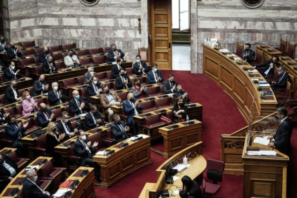 Ποιος μας έβαλε στο μνημόνιο; – Η αντιπαράθεση Μητσοτάκη και Τσίπρα για τη μεσαία τάξη