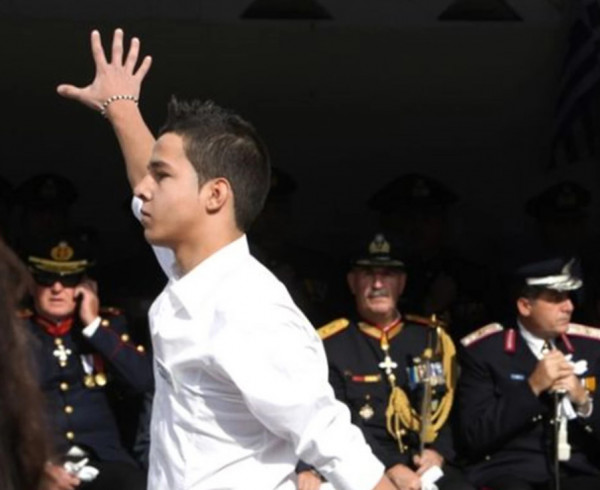 Πού ‘σαι νιότη που ‘δειχνες πως θα γινόμουν άλλος – Τι απέγινε ο μαθητής που μούτζωσε τους επισήμους στην παρέλαση;