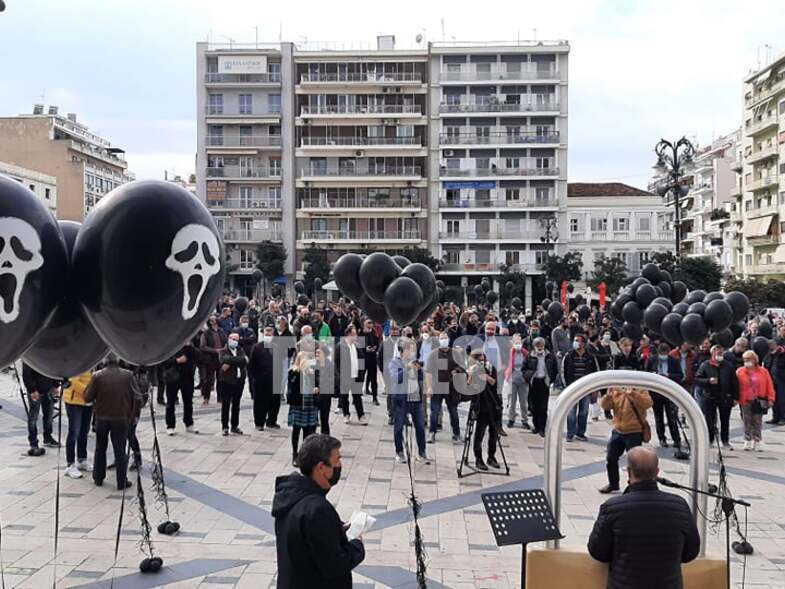 Πάτρα – Μπαλόνια με νεκροκεφαλές στην πλατεία – Διαμαρτυρίες για τα μέτρα στην εστίαση