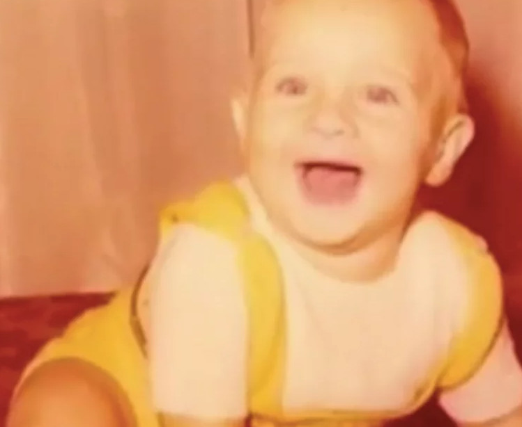 Τον αναγνωρίζετε; Το αξιολάτρευτο αγοράκι της φωτογραφίας είναι πασίγνωστος έλληνας «Ζεν πρεμιέ»