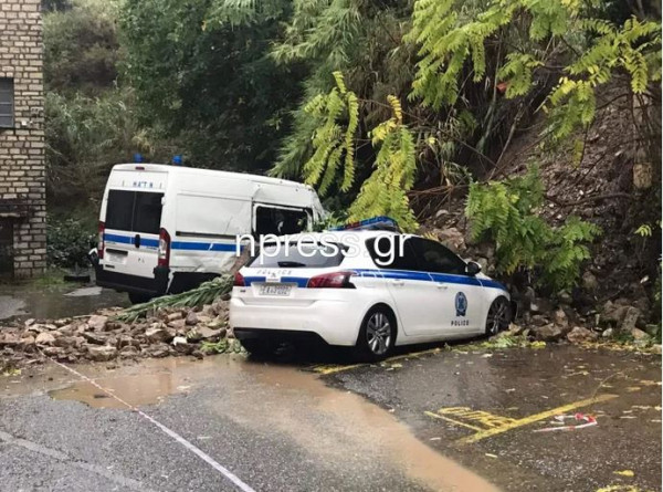 Ναύπακτος – Κατολίσθηση πάνω από το αστυνομικό τμήμα – Ζημιές σε δύο περιπολικά
