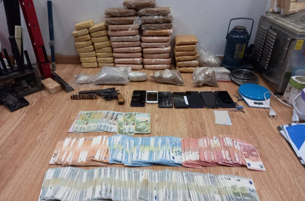 Γαλάτσι – Έφοδος της αστυνομίας σε διαμέρισμα – Βρέθηκαν 21,5 κιλά ηρωίνης