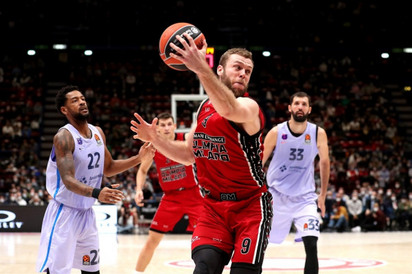 Μόνη πρώτη η Αρμάνι (75-70)