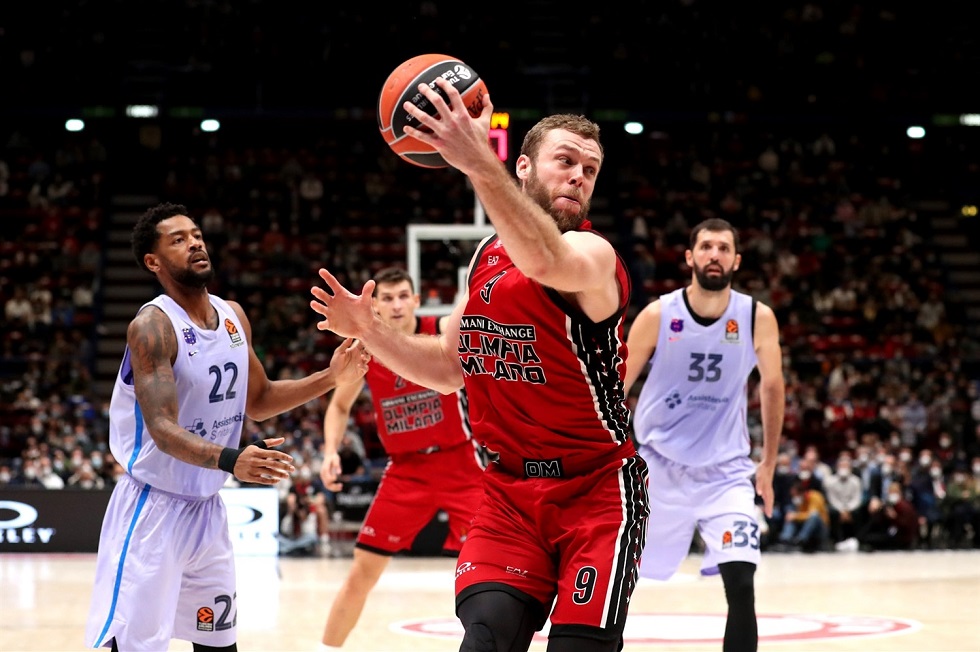 Μόνη πρώτη η Αρμάνι (75-70)