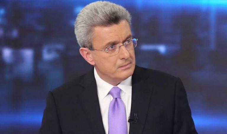 Νίκος Χατζηνικολάου – Τρυφερό φιλί στη σύζυγό του κάτω από το χριστουγεννιάτικο δένδρο