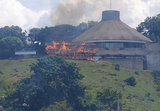 Νησιά Σολομώντα – Φωτιές σε κτίρια και αντικυβερνητικές διαδηλώσεις – Δεν θέλουν σχέσεις με την Κίνα
