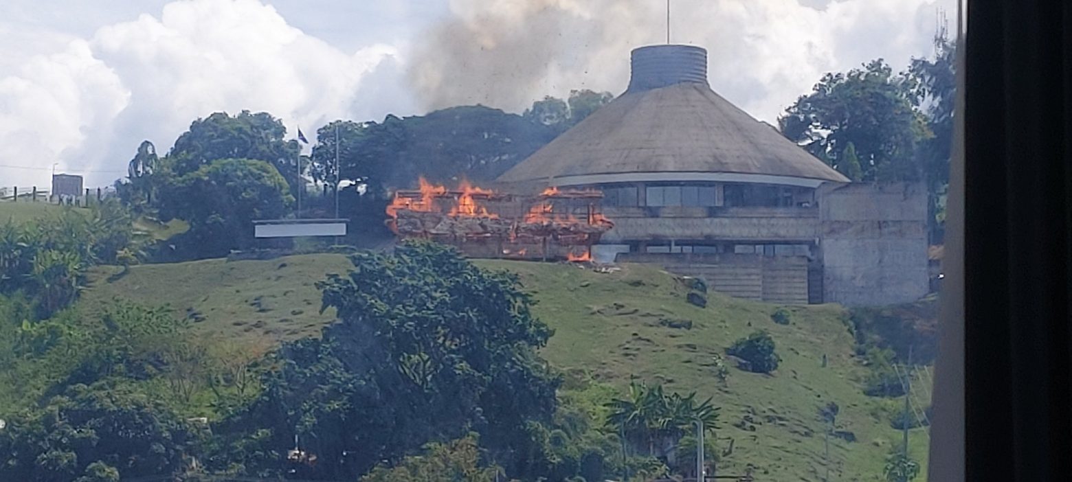 Νησιά Σολομώντα - Φωτιές σε κτίρια και αντικυβερνητικές διαδηλώσεις - Δεν θέλουν σχέσεις με την Κίνα