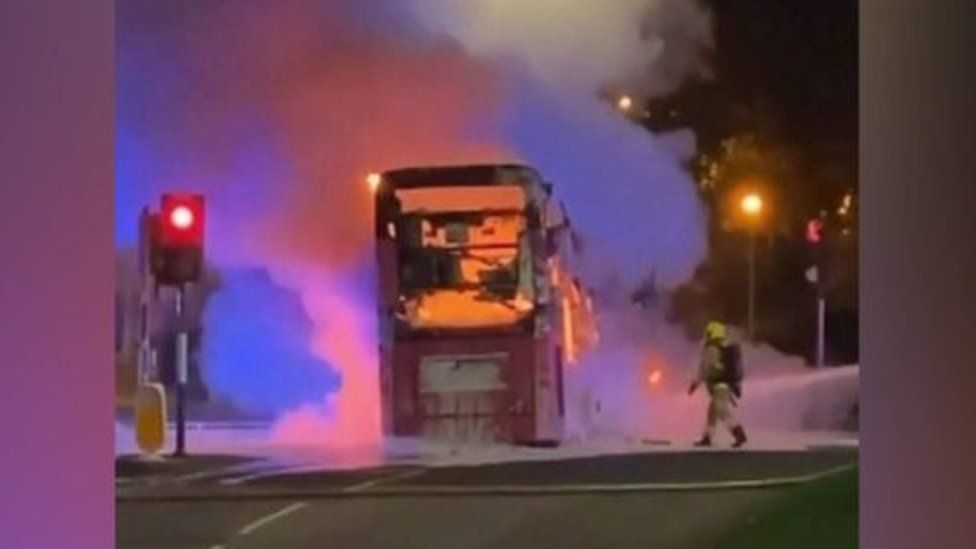 Β. Ιρλανδία - Αρπαξαν και πυρπόλησαν λεωφορείο σε φιλοβρετανική κοινότητα των «ενωτικών»